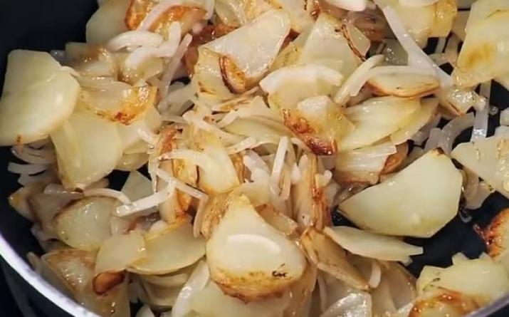 For håndverkere og nybegynnere: hvordan steke poteter i en panne